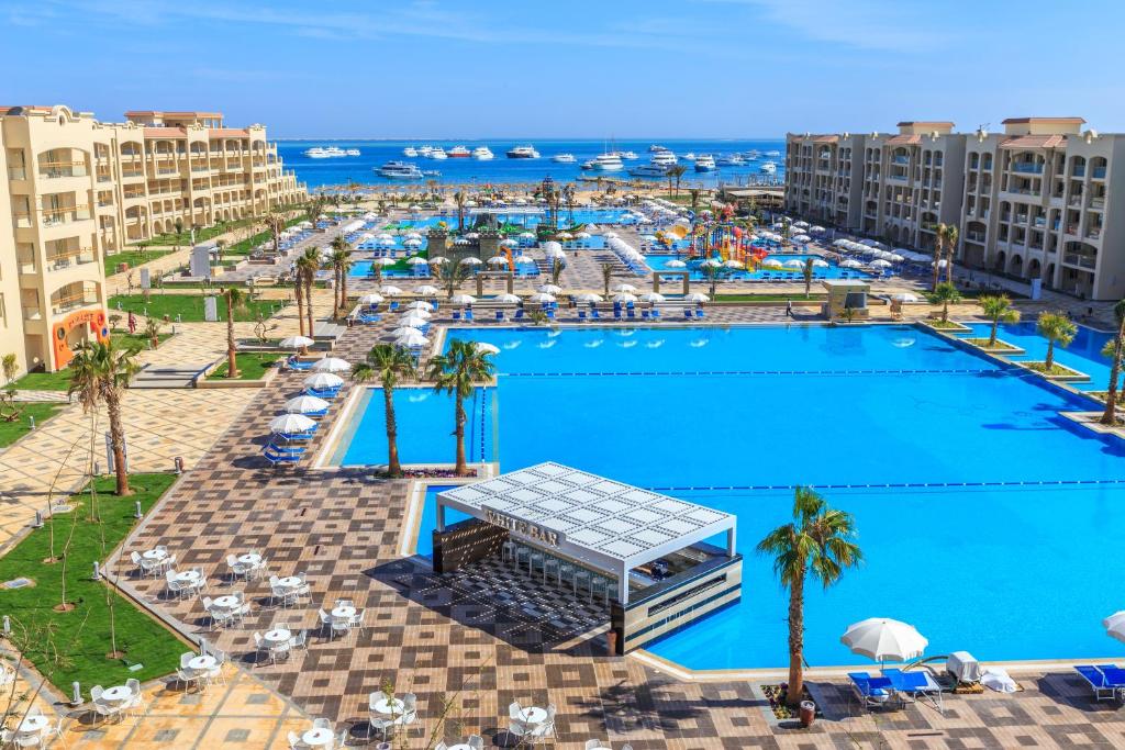 Albatros White Beach – By Pickalbatros