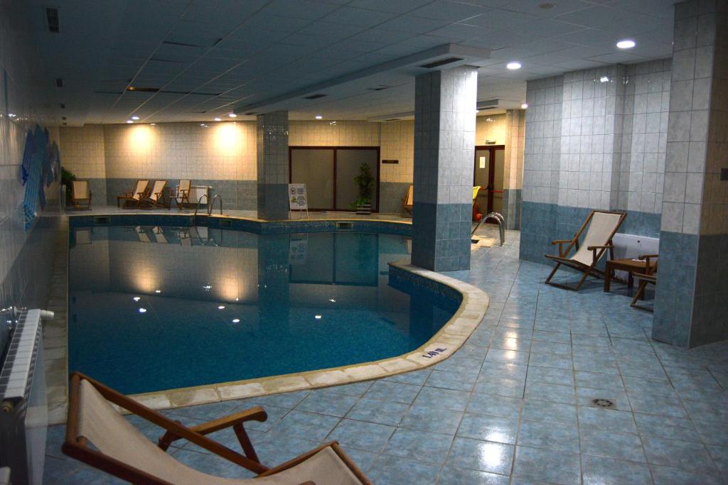 FLORA PERSAY APARTMENTS